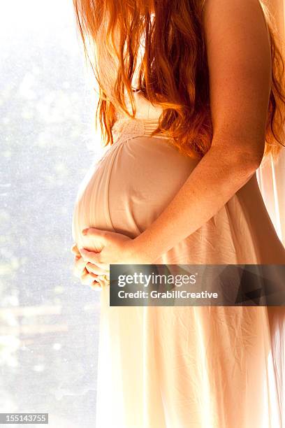 長い赤い髪と妊娠中の腹 - pregnant redhead ストックフォトと画像
