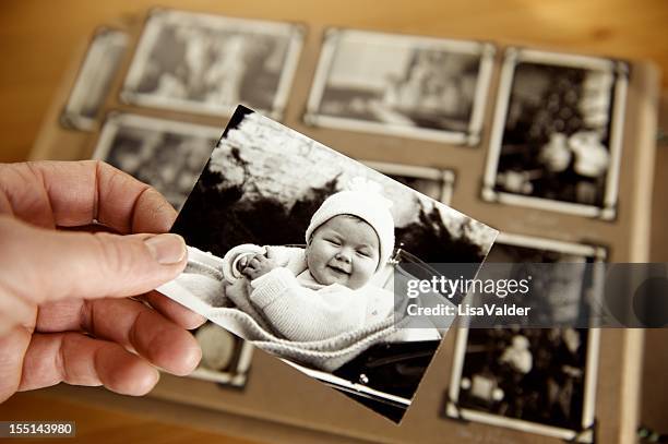 niñez - album de fotos fotografías e imágenes de stock