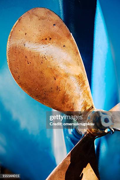 ship propeller - gold boot stockfoto's en -beelden