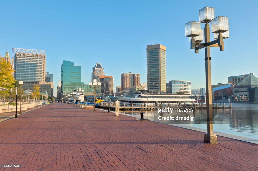 Inner Harbor von Baltimore-Skyline und die befestigte Uferpromenade