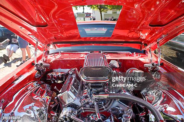 close-up of muscle car engine compartment - v8 stockfoto's en -beelden