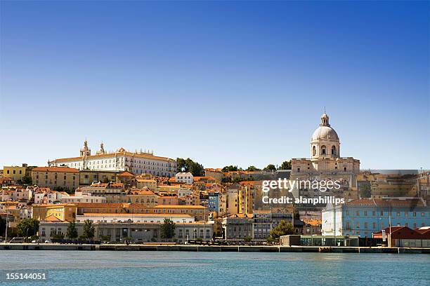 der alfama-viertel von lissabon gesehen von den fluss tajo - lissabon stock-fotos und bilder