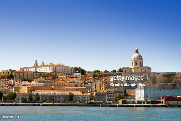 the alfama district of lisbon seen from the tagus river - lissabon stockfoto's en -beelden