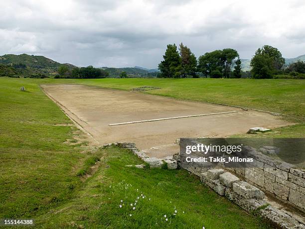 antigua olympias'stadium. - estadio olímpico fotografías e imágenes de stock