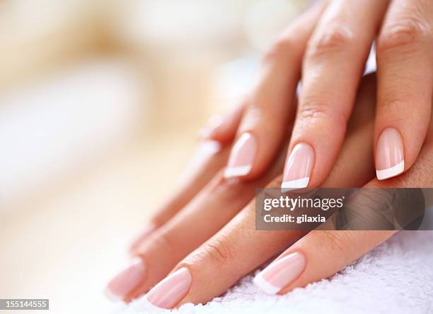 manicure. - schoonheidsbehandeling stockfoto's en -beelden