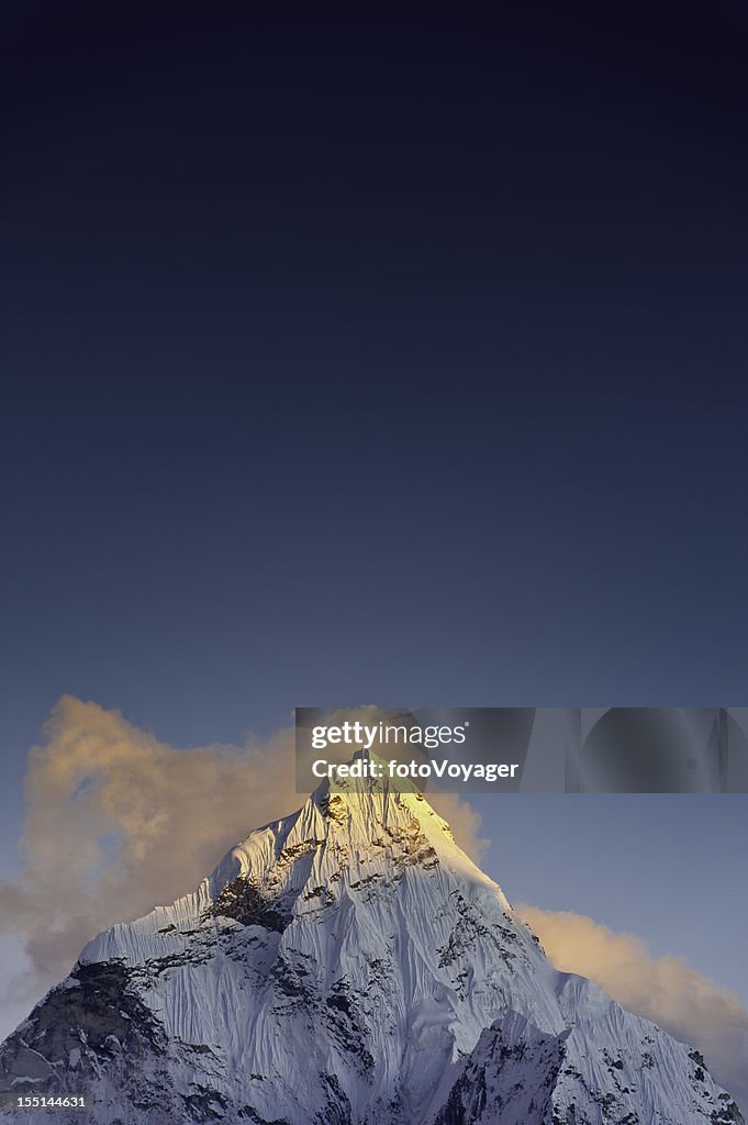 Golden peak Snow summit coucher de soleil ciel bleu Himalaya, Népal