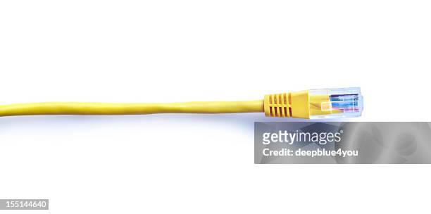 recto amarillo lan cable con conector macho en blanco con sombra - cable de ordenador fotografías e imágenes de stock