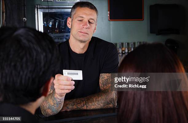 barman verifica id - carta d'identità foto e immagini stock