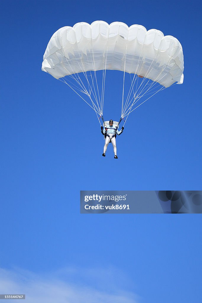 Parachutist dans l'air