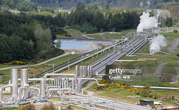 geothermal power (xxxl) - geothermische centrale stockfoto's en -beelden