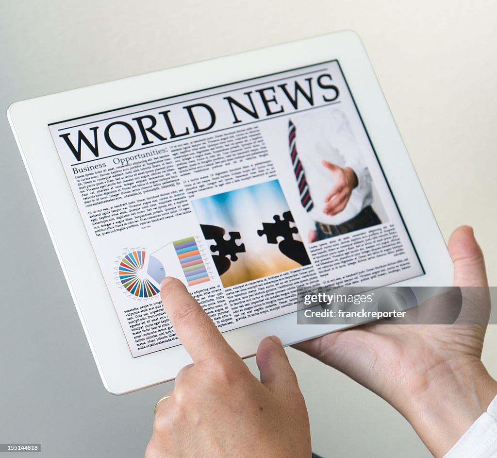 Lesen eine Zeitung auf moderne digitale Tablet