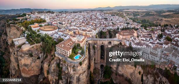 vista panorámica aérea de la ciudad de ronda, málaga, andalucía, españa - ronda fotografías e imágenes de stock