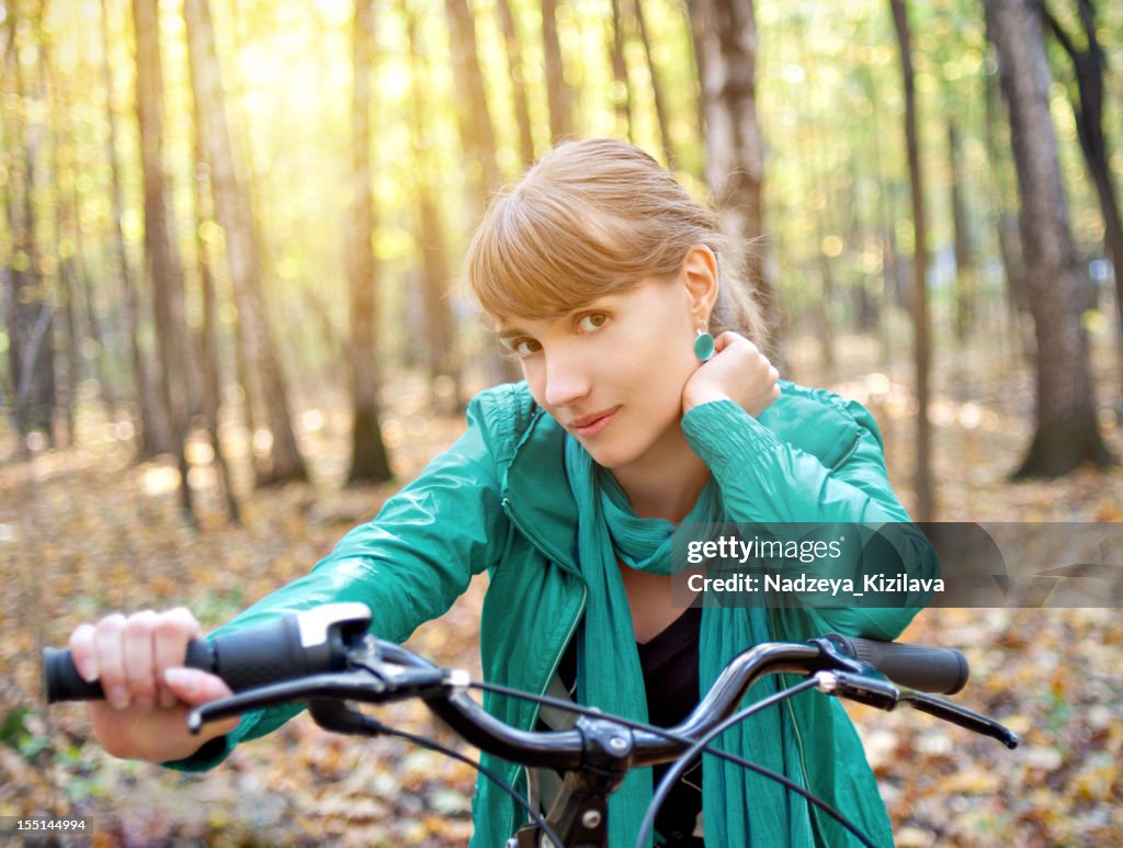 Mulher jovem com Bicicleta