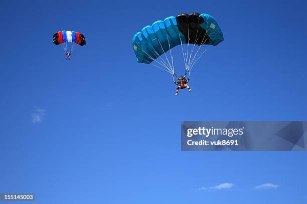 parachuters in air - aiming higher stock pictures, royalty-free photos & images