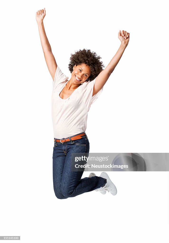 Femme sautant dans la célébration