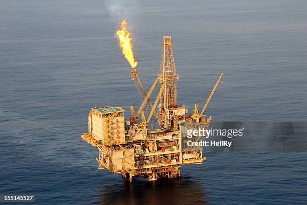 lone oil rig in middle of sea  - oil production platform stock pictures, royalty-free photos & images