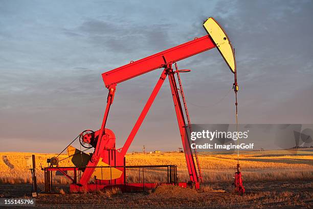 prairie pumpjack - hefboom stockfoto's en -beelden