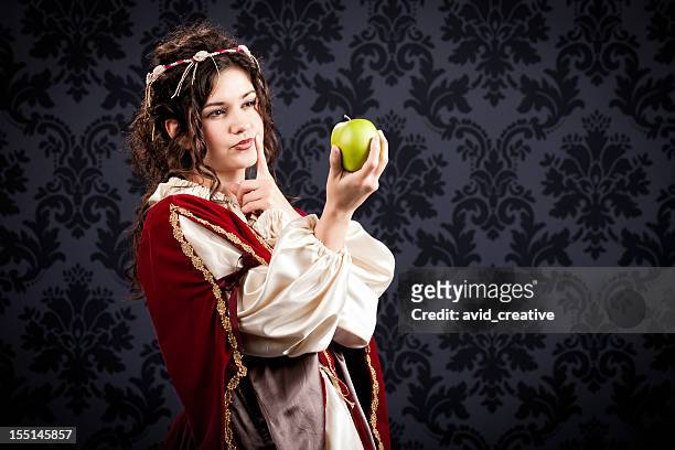 mittelalterliche demoiselle die entscheidung über apple - schneewittchen stock-fotos und bilder