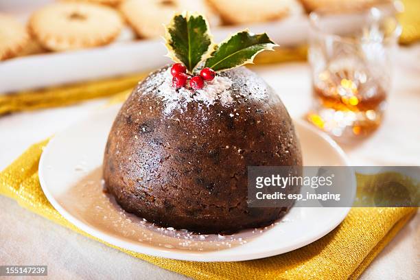 christmas pudding with mince pies and drink - christmas pudding stockfoto's en -beelden