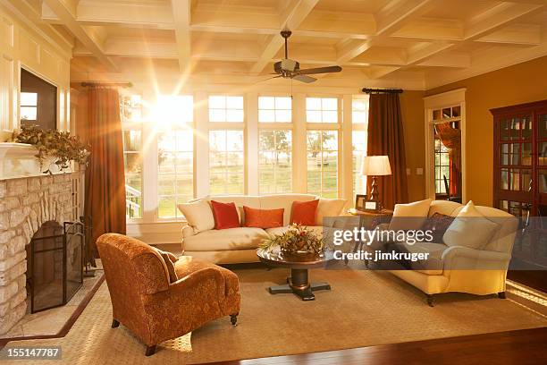 well-appointed traditional living room with beamed ceiling - tweezits bankje stockfoto's en -beelden