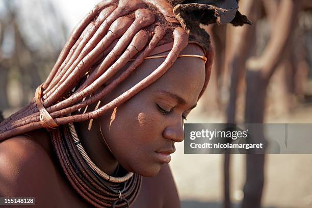 beautiful himba woman in namibia - african tribal culture 個照片及圖片檔