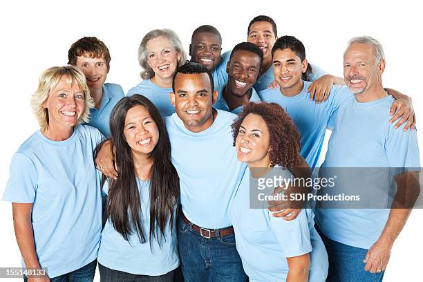 der gruppe von menschen zusammen, die in blauen hemden - all shirts stock-fotos und bilder