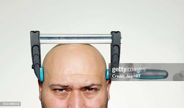 a cabeça de homem careca com clampe com parafuso comprimido - alicate bloqueador imagens e fotografias de stock