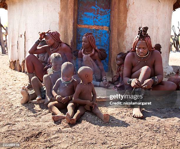 himba tribe family - himba stockfoto's en -beelden