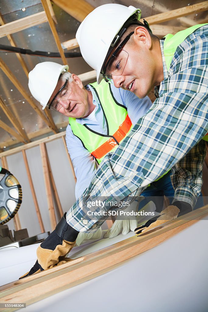 Lavoratori, esaminando i piani in Cantiere di costruzione