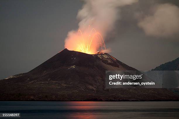 vulkan krakatau eruption bei nacht – november 2011 - eruption stock-fotos und bilder