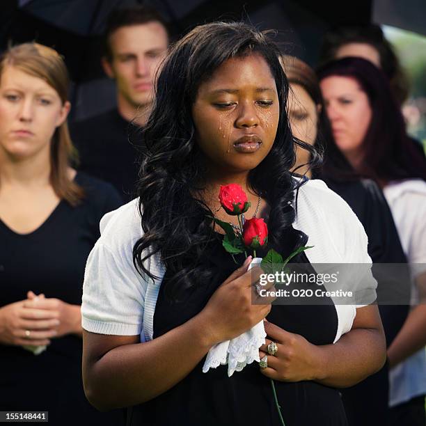 mujer en un funeral - persona de luto fotografías e imágenes de stock