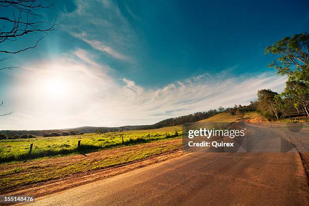 ländliche road - australian road stock-fotos und bilder
