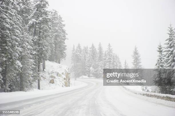 autoroute highway blizzard - blizzard photos et images de collection