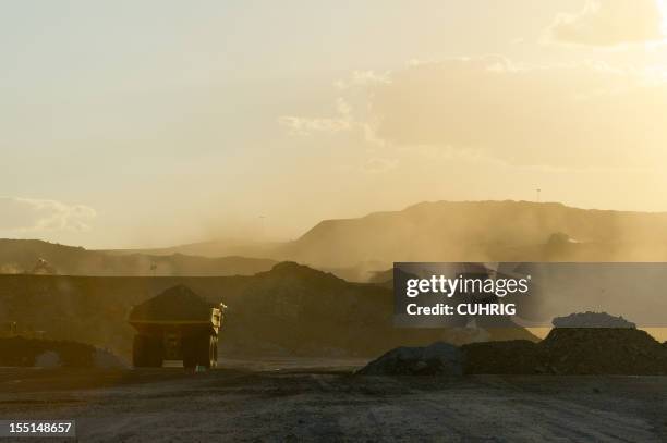 coal mining truck hauling dirt on a hazy day - haul road stockfoto's en -beelden