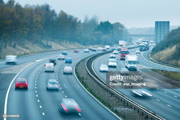fast trafic sur l'autoroute de foggy bottom - dépasser photos et images de collection