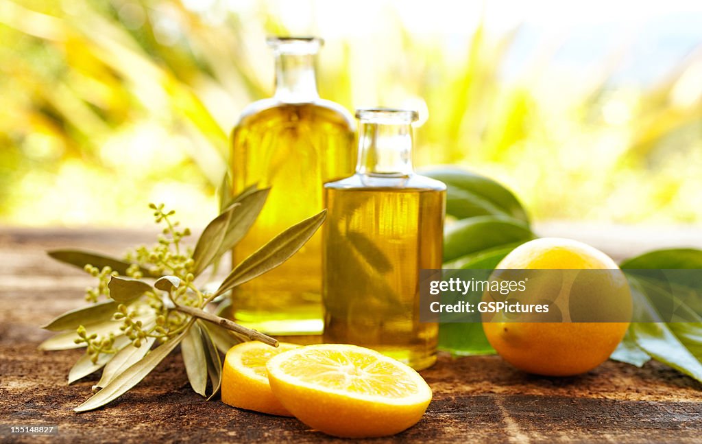 Óleo de massagem garrafas com limão e olive branch