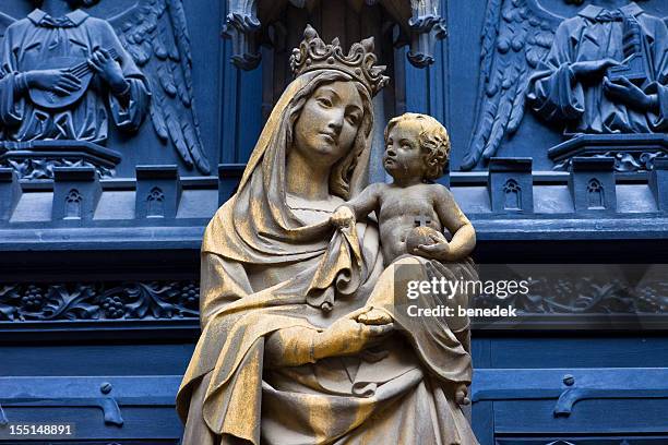 vierge marie avec bébé jésus - mother mary statue photos et images de collection