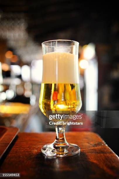 copo de cerveja no bar de balcão - pilsner - fotografias e filmes do acervo