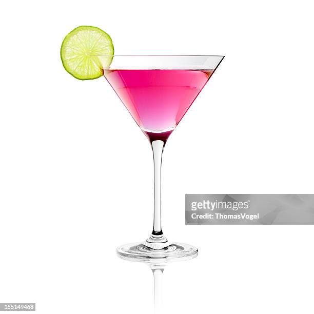 clásico cosmopolita de lima bebida con decoración de vidrio de cócteles martini - cóctel bebida alcohólica fotografías e imágenes de stock