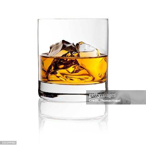 whisky sulle rocce-drink con ghiaccio - drinking glass foto e immagini stock