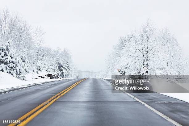 avanzado en invierno carretera - ventisca fotografías e imágenes de stock