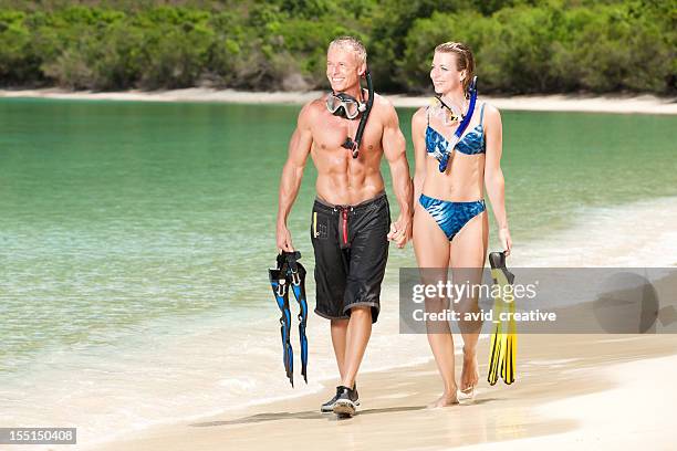 la plongée sous-marine: couple marchant sur la plage - forte beach photos et images de collection