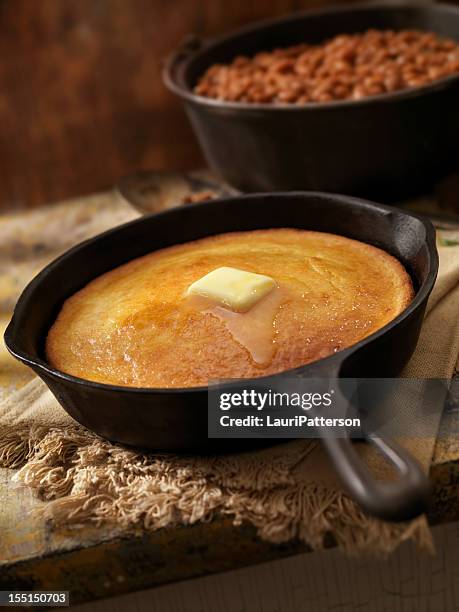 pan de maíz en una sartén plana de hierro fundido - harina de maíz fotografías e imágenes de stock