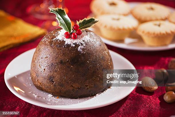 christmas pudding auf rot und mince pies " - christmas mince pies stock-fotos und bilder