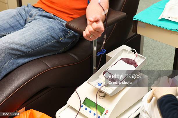 homem doar sangue em um banco de sangue - blood bank imagens e fotografias de stock