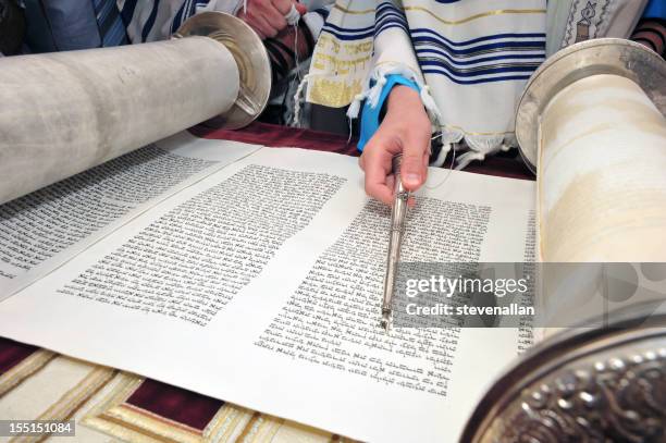 boy reading torah bar mitzvah - bible stockfoto's en -beelden