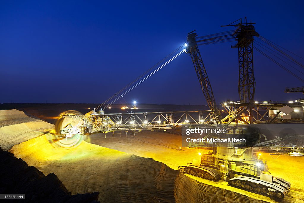 Balde de roda-gigante Excavator à noite
