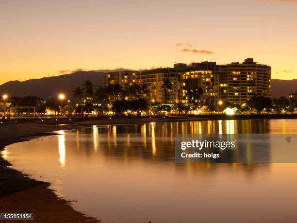 cairns waterfront bei nacht - cairns stock-fotos und bilder