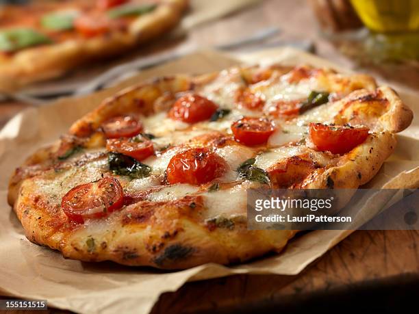 pizza margherita - pizza margherita imagens e fotografias de stock