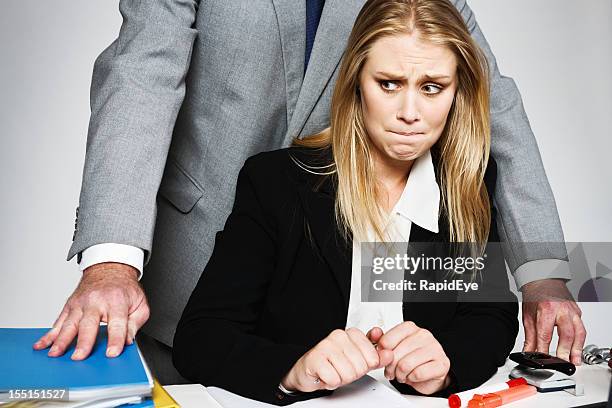 helpless blonde businesswoman is harassed by threatening businessman - toxisch sociaal concept stockfoto's en -beelden